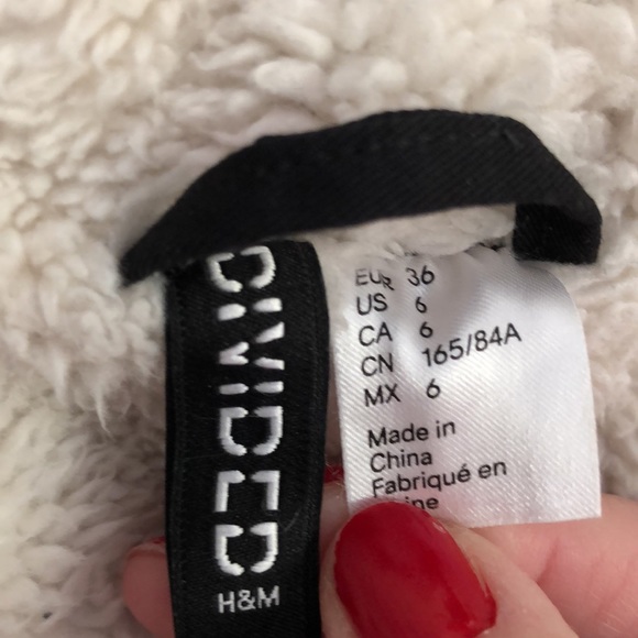 H&M coat size 6 Ptp 22”. Removable fur collar - Picture 7 of 7